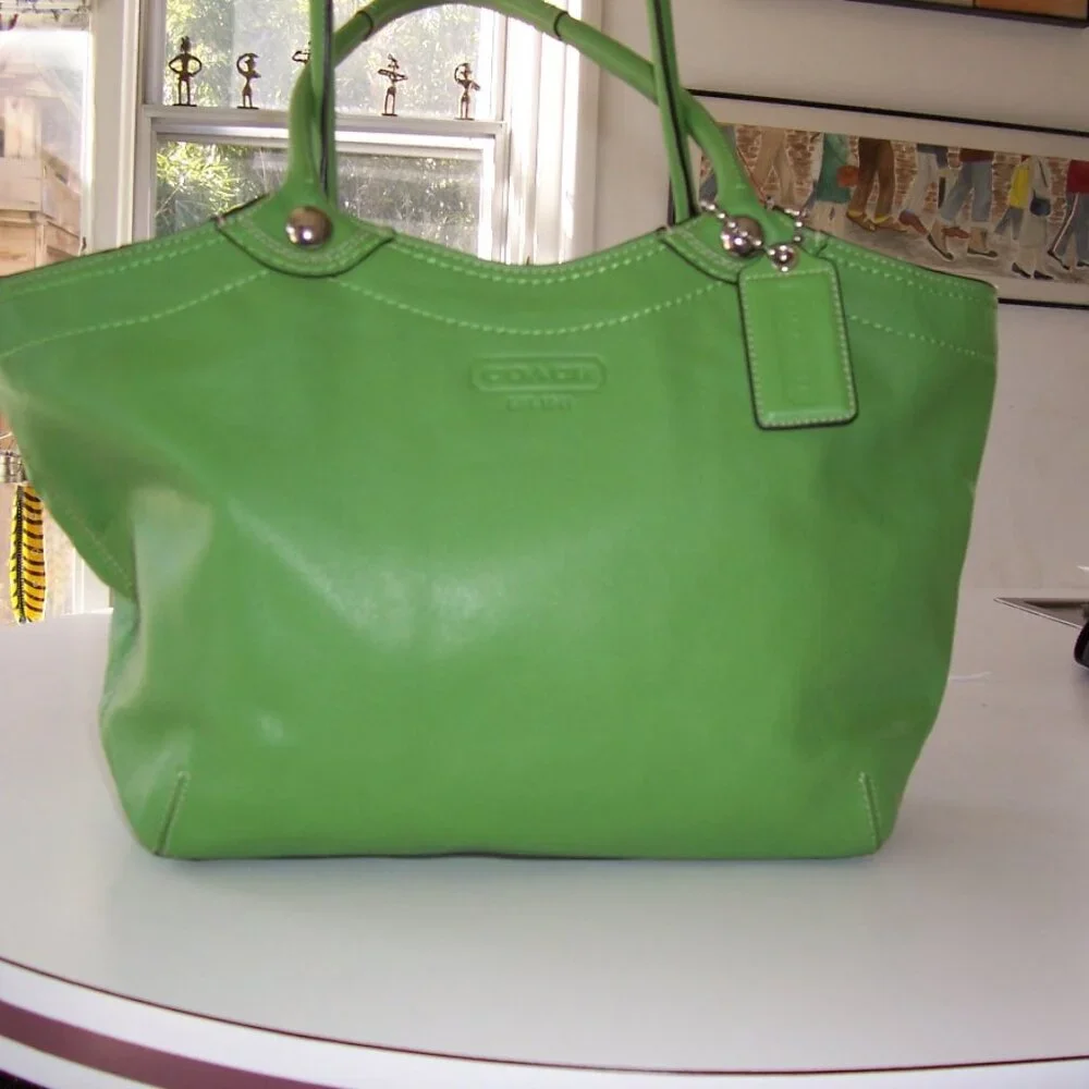 Coach Shoulder Bag Liime Green In Excellent Condition